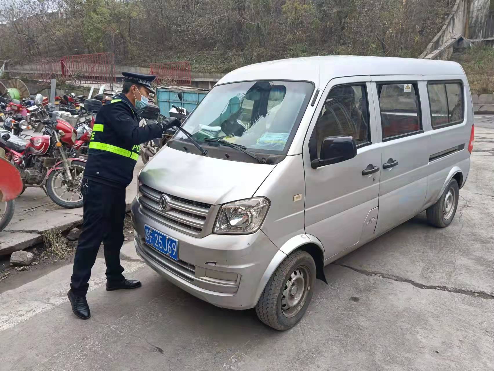 嚴(yán)管細(xì)查 以實(shí)際行動織牢道路安全防線