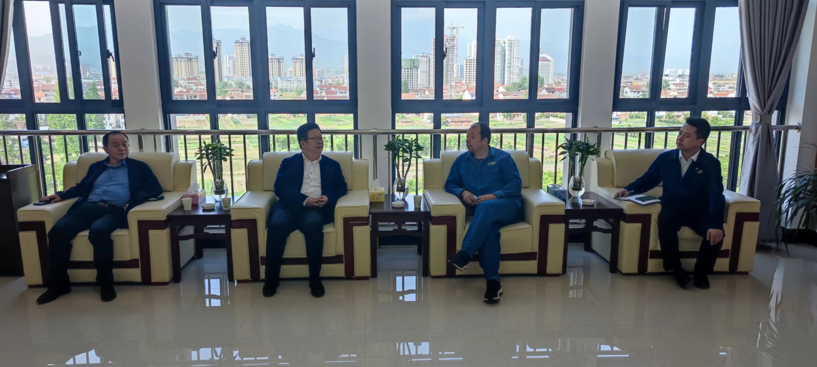 漢中市商務局局黨組書記、局長徐萬平一行來公司調研