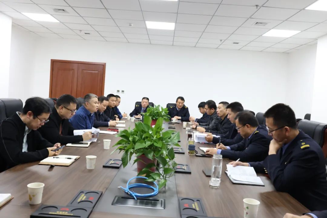 漢中市發(fā)改委鐵運(yùn)辦主任李春松一行到公司調(diào)研座談 漢中市發(fā)改委鐵運(yùn)辦主任李春松一行到公司調(diào)研座談