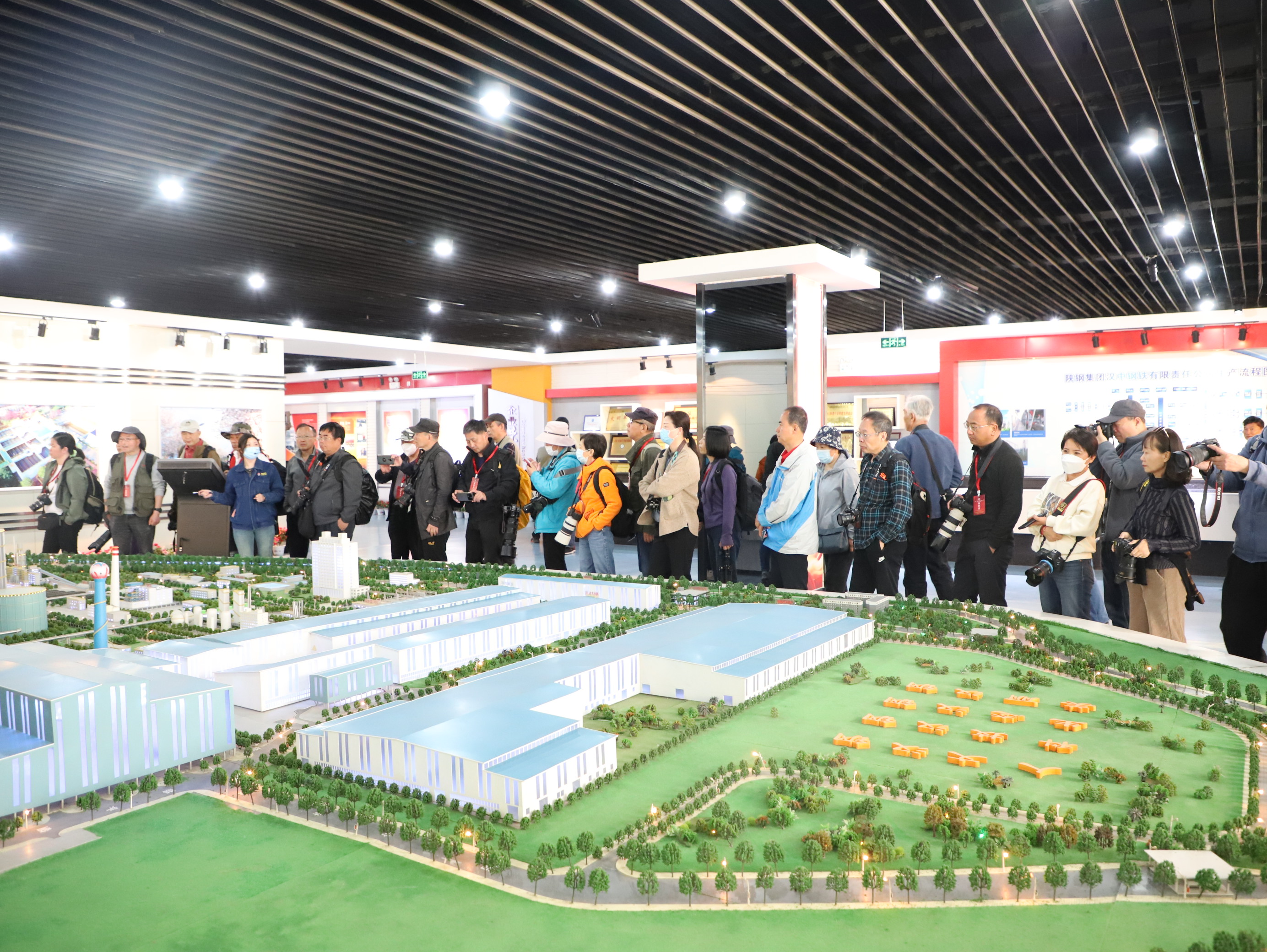 第九屆全國職工攝影展漢中采風團到公司開展企業采風活動