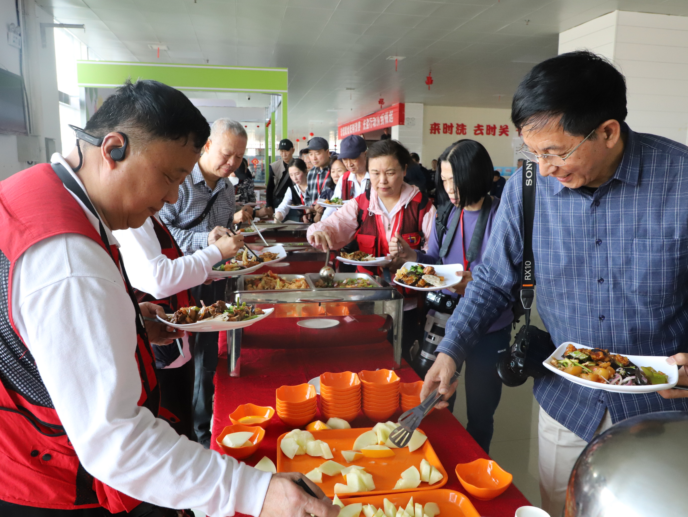 第九屆全國職工攝影展漢中采風團到公司開展企業采風活動