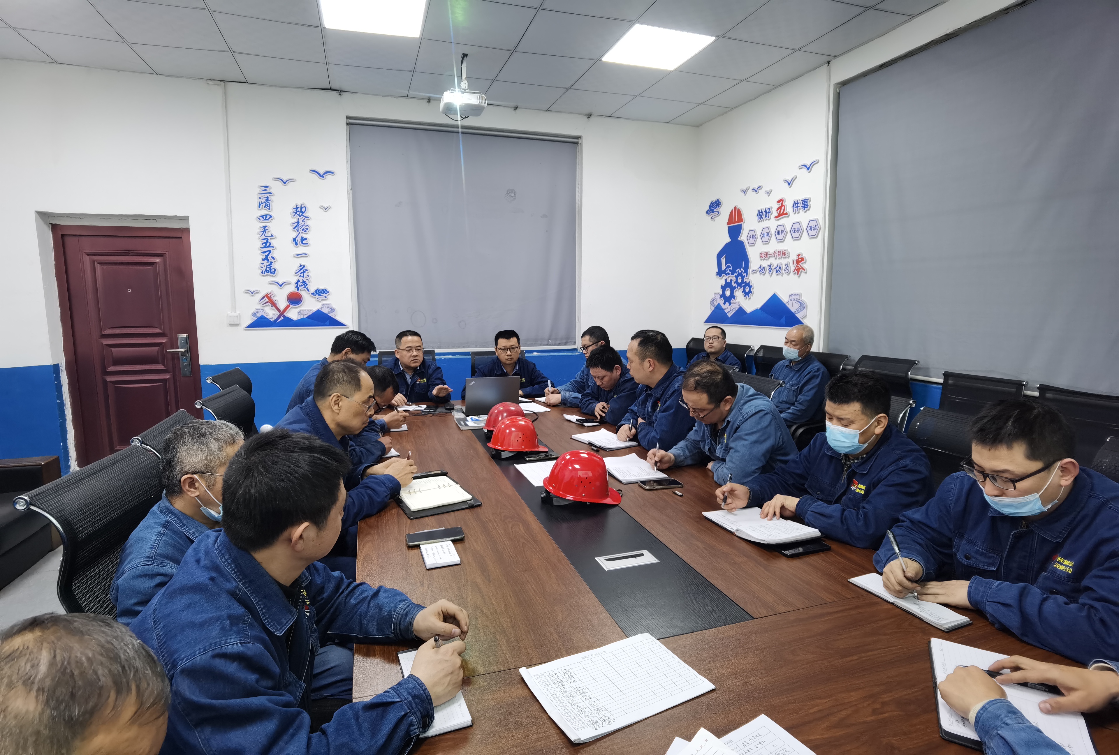 “一站、一會、一室”打造人才“夢工廠” “一站、一會、一室”打造人才“夢工廠”