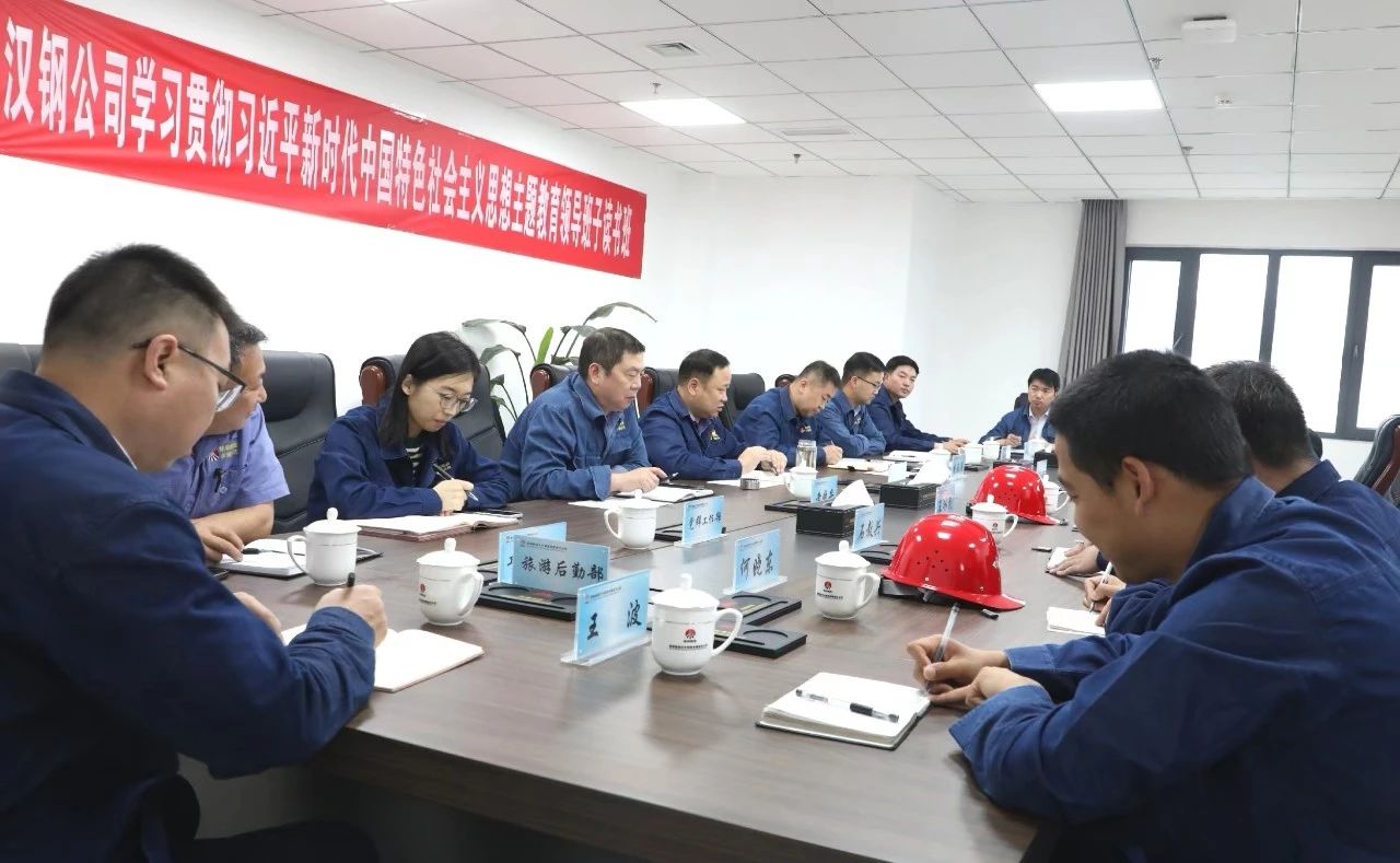 周永平與首批外部引進的中厚板專業技術人員座談