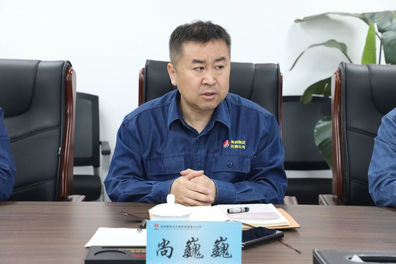 周永平與首批外部引進的中厚板專業技術人員座談