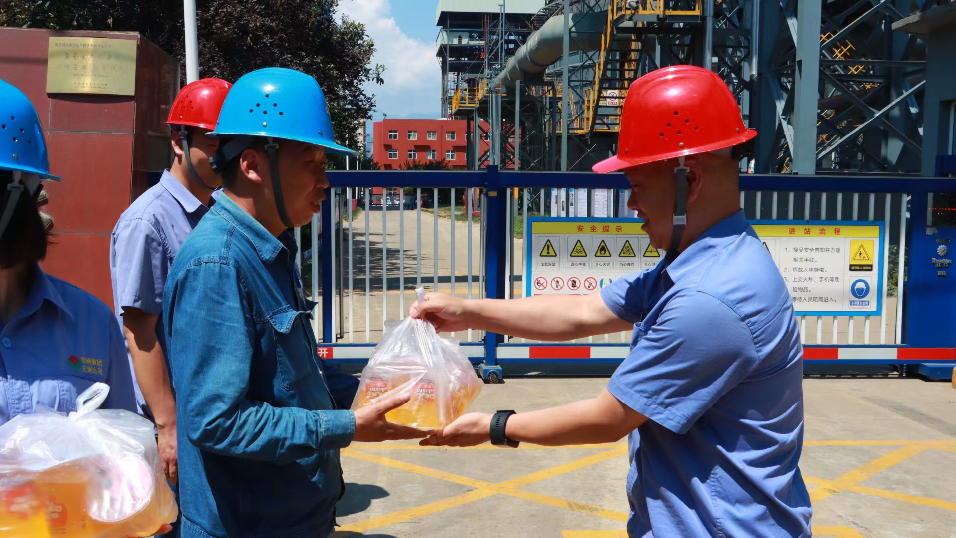 清涼送一線 關懷暖人心 清涼送一線 關懷暖人心