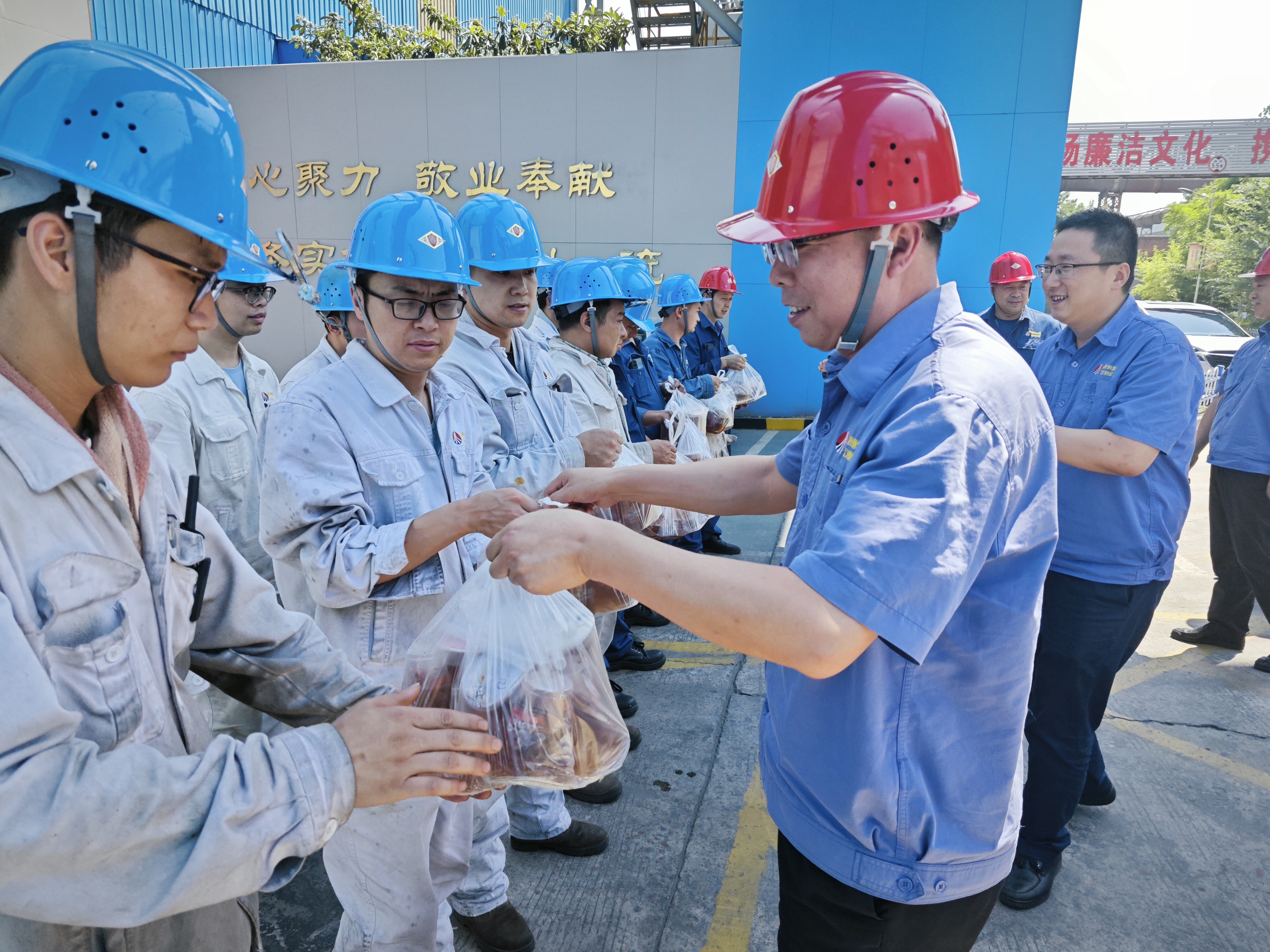 清涼送一線 關懷暖人心 清涼送一線 關懷暖人心