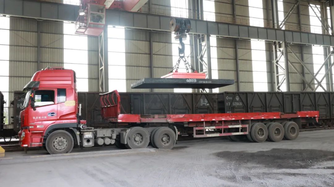 轉(zhuǎn)型升級邁出重要一步！漢鋼公司首批中厚板板坯正式裝車銷售