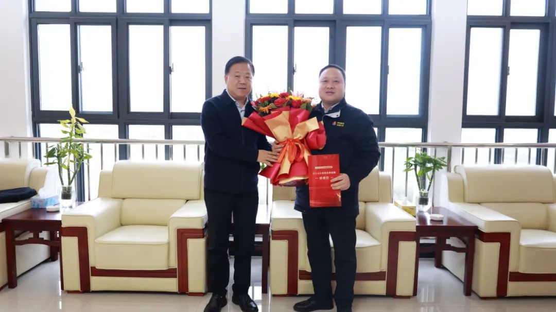 漢中市工信局黨組書記、局長李建強到公司開展走訪慰問活動