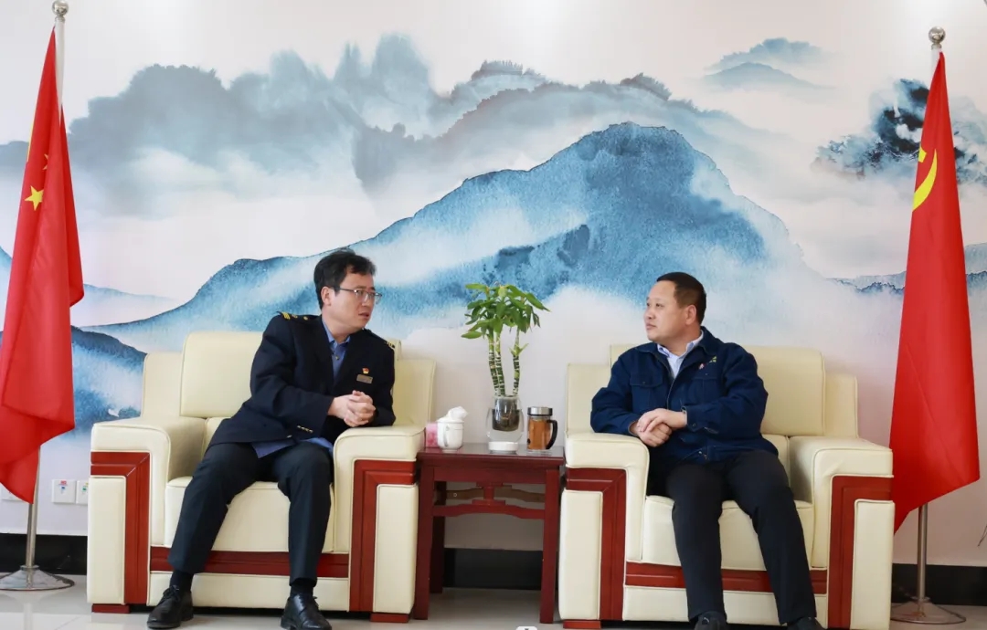 漢中車務段段長姚震一行到公司交流座談