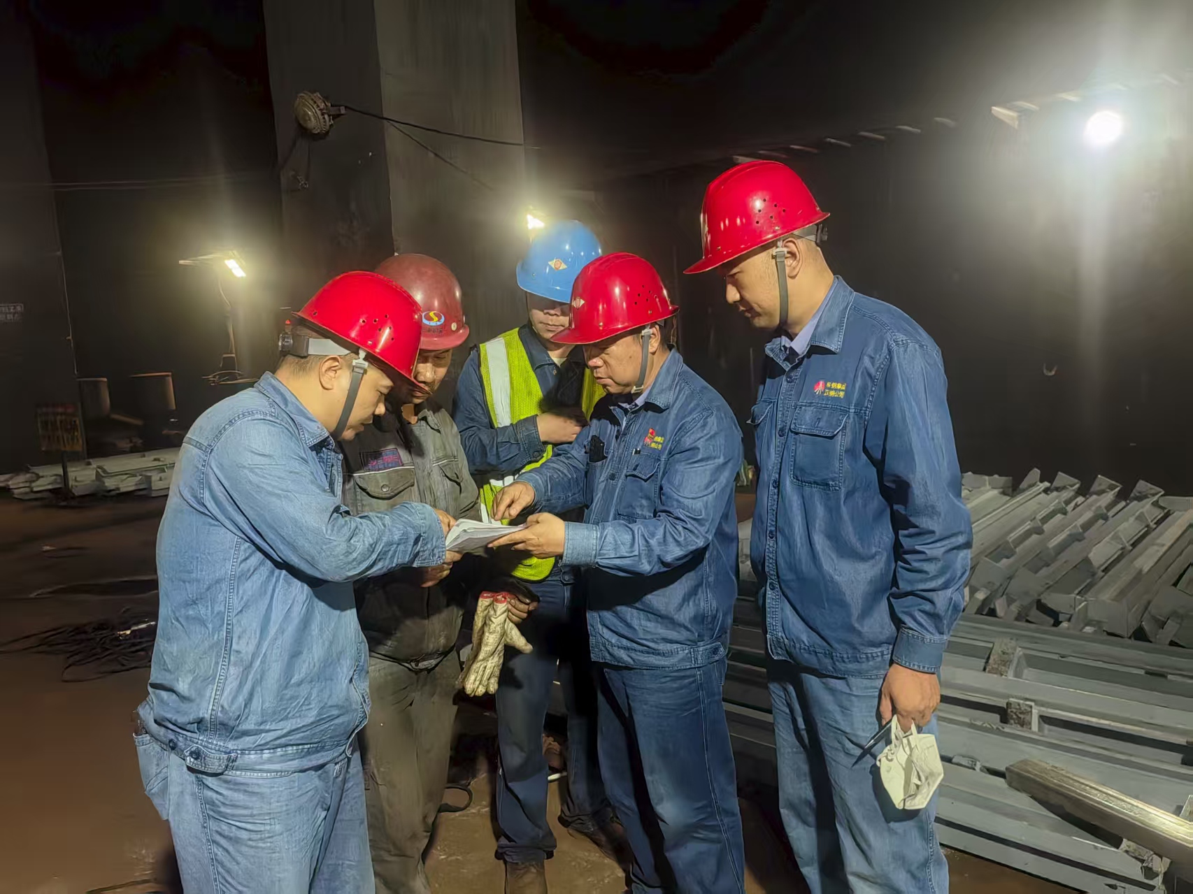 回頭看 攻難點 樹標桿 促創新——燒結廠環保提升攻堅再沖鋒 回頭看 攻難點 樹標桿 促創新——燒結廠環保提升攻堅再沖鋒