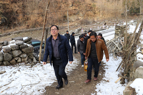 武軍強一行深入扶貧幫扶點慰問