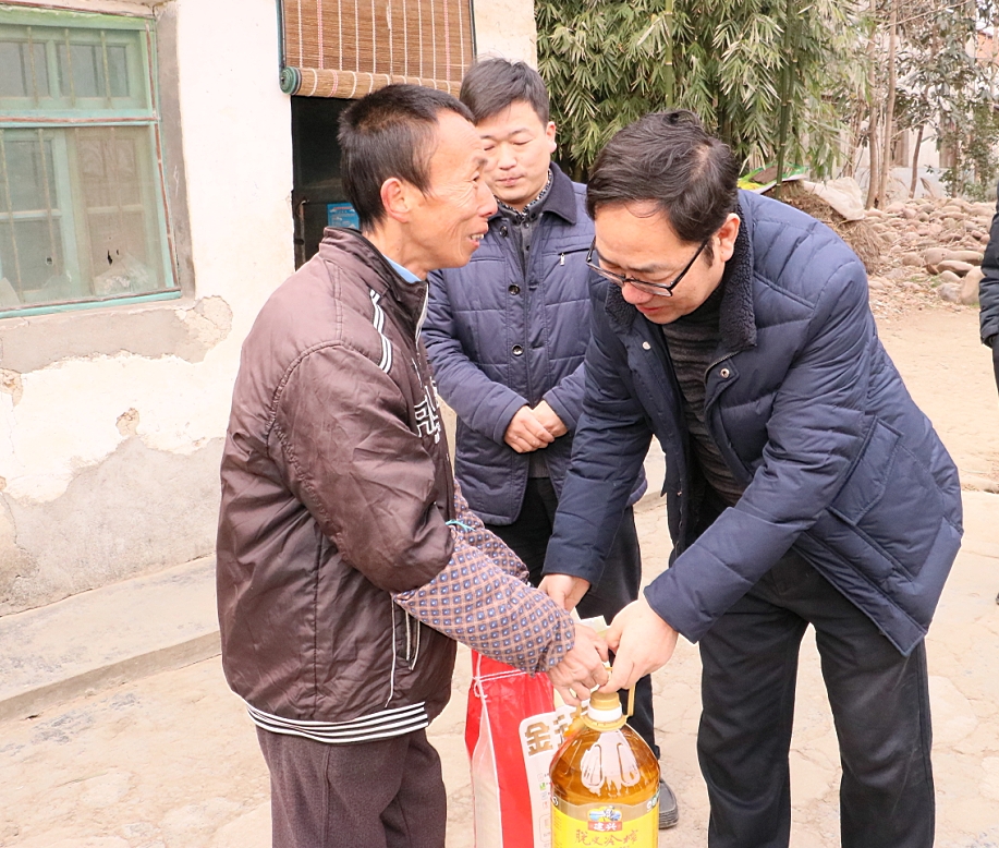 武軍強一行到勉縣黃羅營村扶貧慰問 武軍強一行到勉縣黃羅營村扶貧慰問